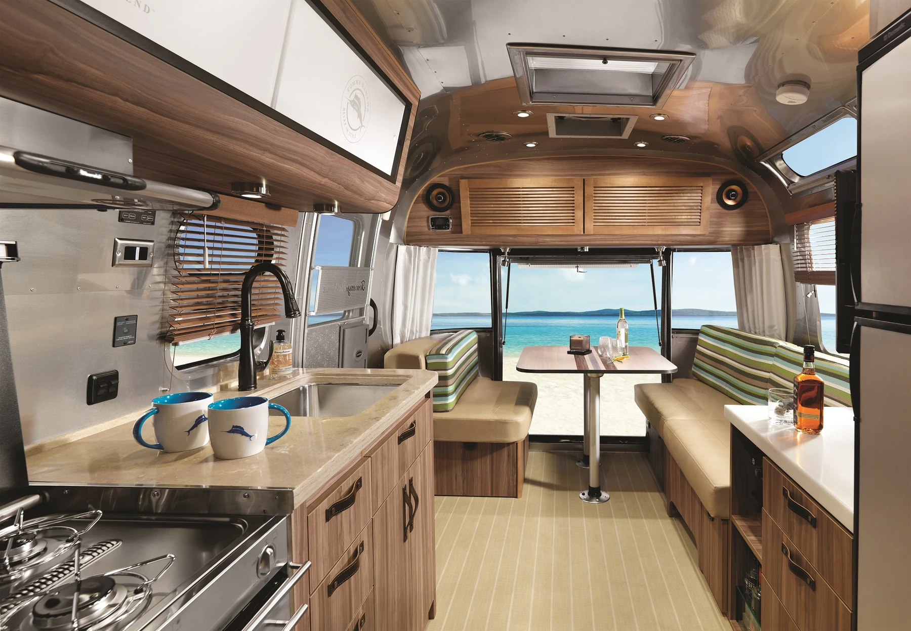 AIRMKT_Photos_Tommy_TT_Interior_L007977_screen_door_F2B_PRINT_1800x